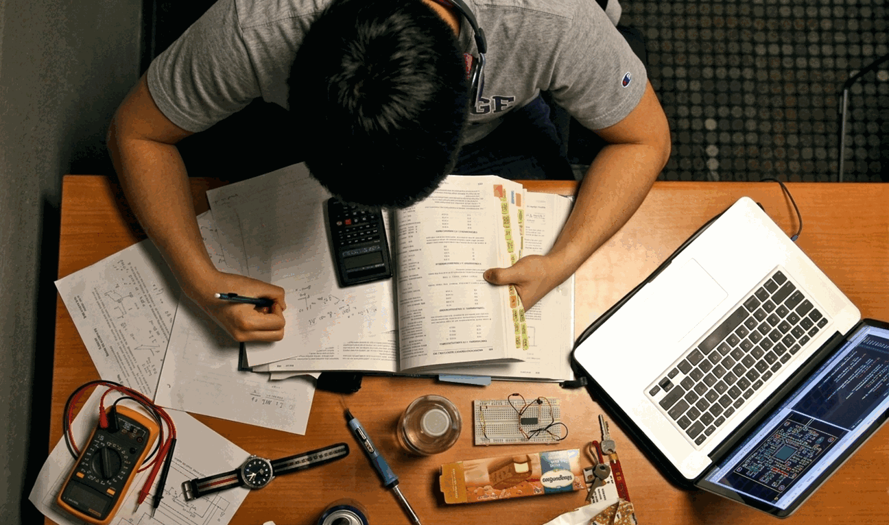 Novos editais acompanhados em canais oficiais: menos ruído, mais sinal.